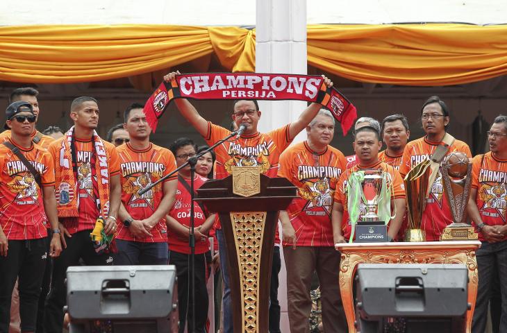 Gubernur DKI Jakarta Anies Baswedan menyambut kedatangan suporter klub Persija Jakarta, The Jakmania yang melakukan konvoi penyerahan Piala Liga 1 di depan Balai Kota DKI Jakarta, Sabtu (15/12/2018). Kegiatan tersebut untuk merayakan kemenangan Persija Jakarta sebagai juara Liga 1. (ANTARA FOTO/Dhemas Reviyanto)