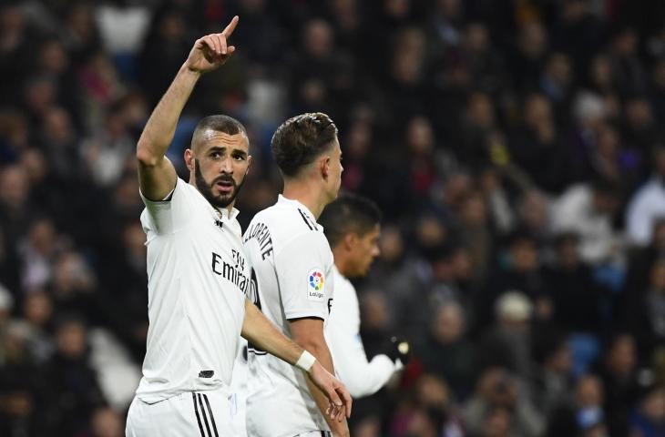 Pemain Real Madrid, Karim Benzema merayakan gol ke gawang Rayo Vallecano pada pertandingan La Liga pekan ke-16 di Stadion Santiago Bernabeu (15/12/2018) (AFP). 