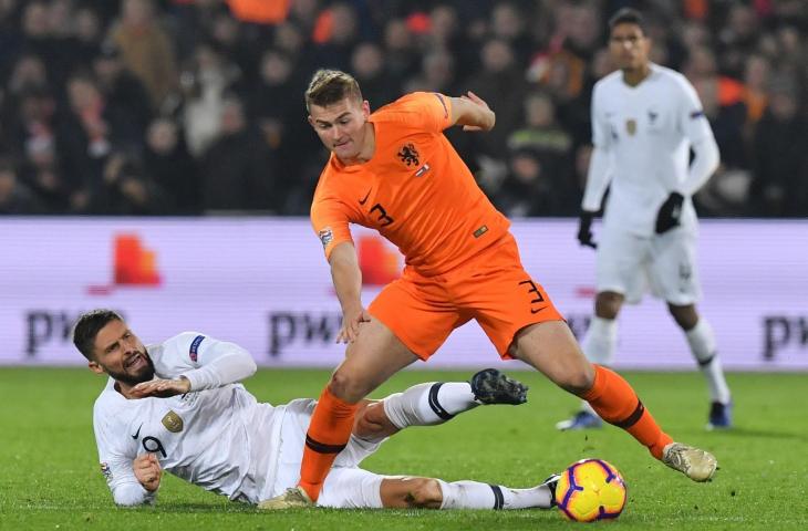 Pemain Timnas Belanda, Matthijs De Ligt melewati pemain timnas Prancis Olivier Giroud pada pertandingan UEFA Nations League di Feijenoord Stadium, Rotterdam (16/11/2018) (AFP) 