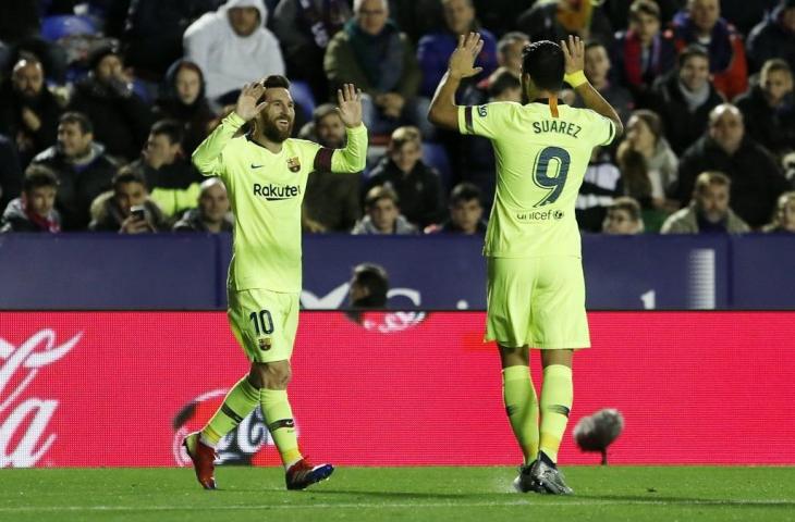 Lionel Messi dan Luis Suarez merayakan gol ke gawang Levante (@FCBarcelona_cat/Twitter)