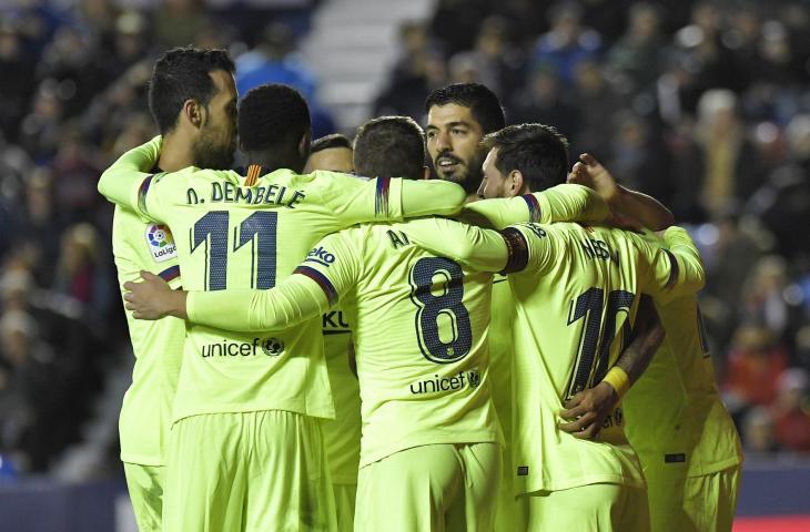 Pemain Barcelona merayakan gol ke gawang Levante pada pertandingan La Liga pekan ke-16 (AFP)