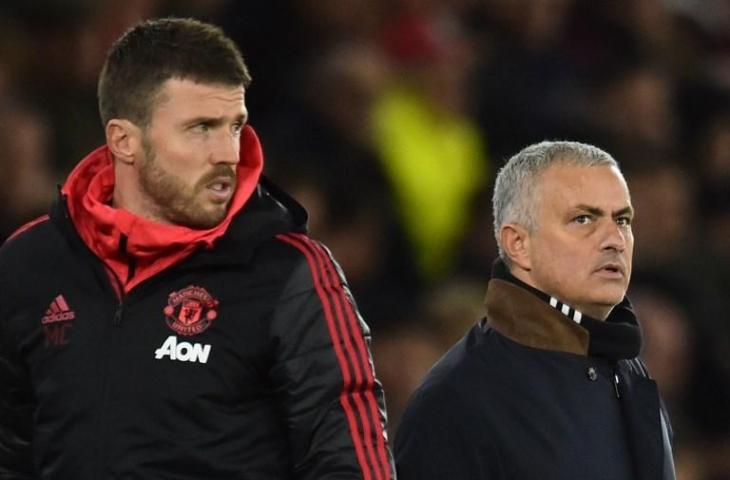 Michael Carrick dan Jose Mourinho saat sesi latihan Manchester United pada 1 Desember 2018. (Glyn Kirk/AFP)

