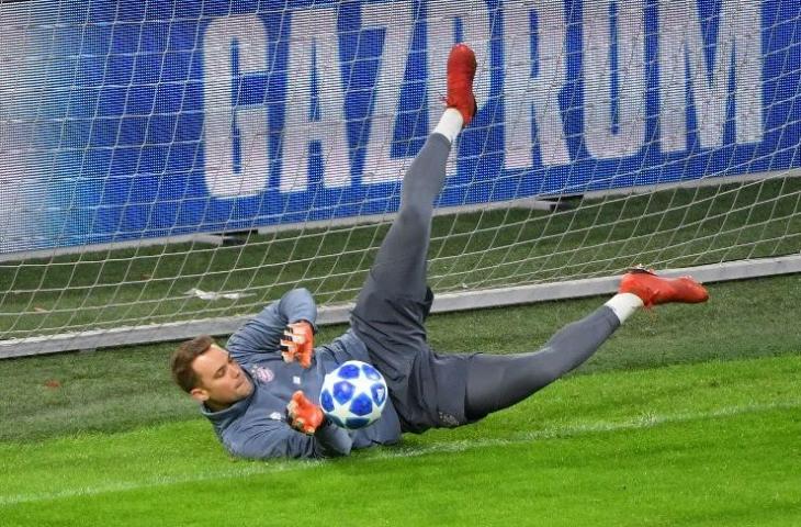 Manuel Neuer saat menjalani latihan sebelum berhadapan dengan Ajax Amsterdam di Liga Champions pada 11 Desember 2018 (Emmanuel Dunand/AFP)