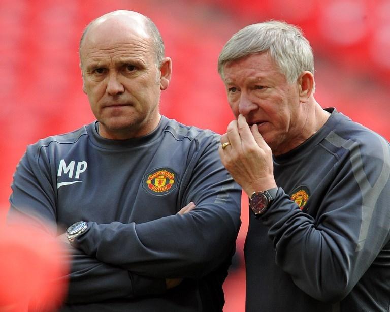 Kebersamaan Mike Phelan dan Sir Alex Ferguson saat masih di Manchester United pada 27 Mei 2011 (Franck Fife/AFP)