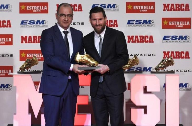 Lionel Messi menerima penghargaan Sepatu Emas Eropa 2018. (LLuis Gene/AFP).