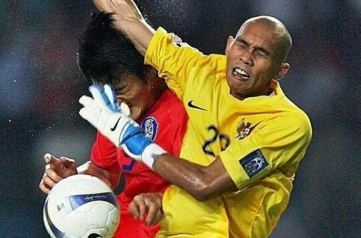 Kiper Timnas Indonesia, Markus Horison saat menangkis bola dari pemain Korea Selatan di ajang Piala Asia 2007. [@markoesharison81/Instagram]