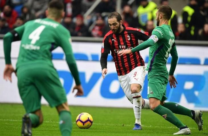 Penyerang AC Milan, Gonzalo Higuain saat melawan Fiorentina di pekan ke-17 Serie A pada 22 Desember 2018 (Miguel Medina/AFP)