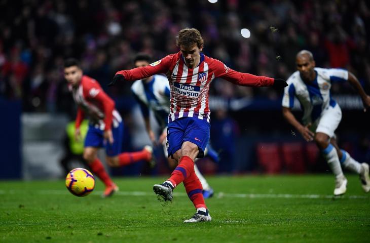 Pemain Atletico Madrid, Antoine Griezmann mencetak gol ke gawang Espanyol di Wanda Metropolitano Stadium,  Madrid (22/12/2018) (AFP)