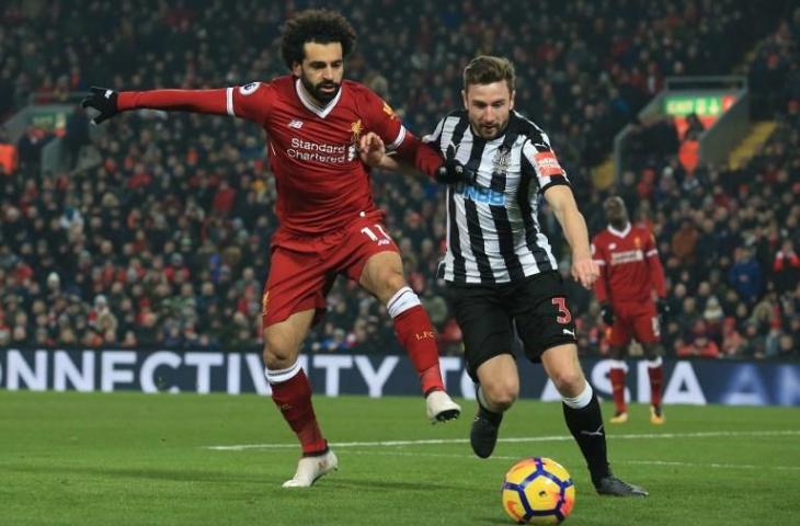 Mohamed Salah (kiri) dan Paul Dummett (kanan) terlibat duel perebutan bola pada 3 Maret 2018 (Lindsey Parnaby/AFP)