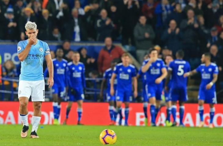 Ekspresi Sergio Aguero saat para pemain Leicester City merayakan gol kedua (Lindsey Parnaby/AFP)