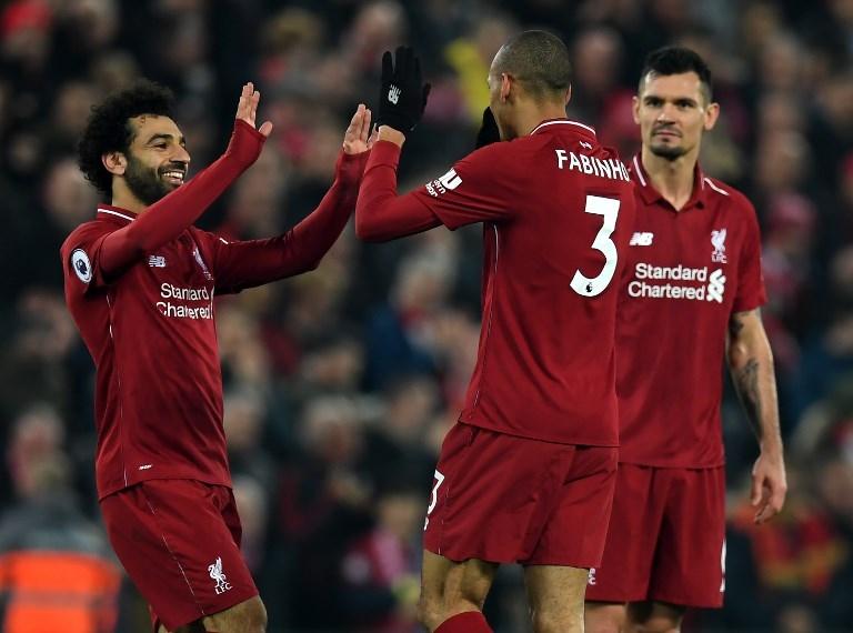 Fabinho merayakan golnya bersama Mohamed Salah dan Fabinho pada laga melawan Newcastle United (26/12/2018) [Paul Ellis/AFP]