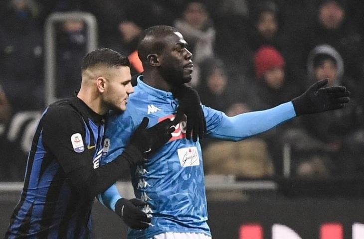 Kalidou Koulibaly setelah diusir oleh wasit. (Marco Bertorello/AFP).