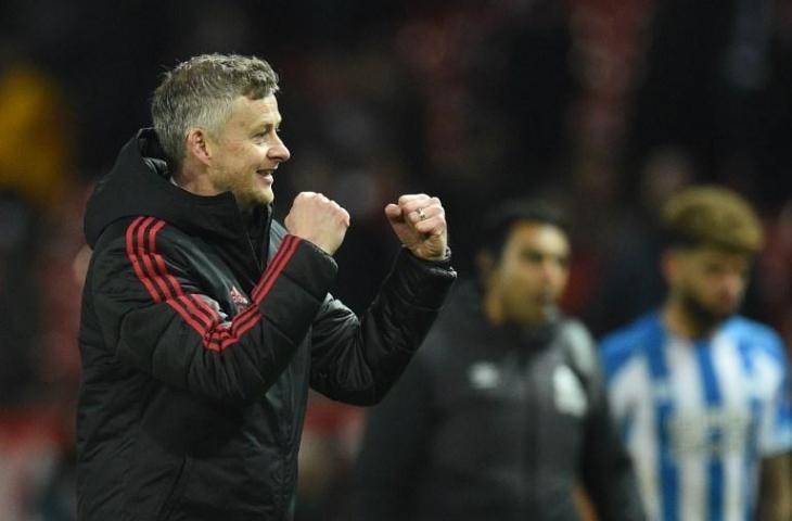 Pelatih Manchester United, Ole Gunnar Solskjaer melakukan selebrasi usai timnya memetik kemenangan saat menghadapi Huddersfield di Old Trafford, Rabu (26/12/2018). Dalam laga lanjutan Liga Primer Inggris bertajuk Boxing Day itu Manchester United menang 3-1. [Oli SCARFF / AFP]