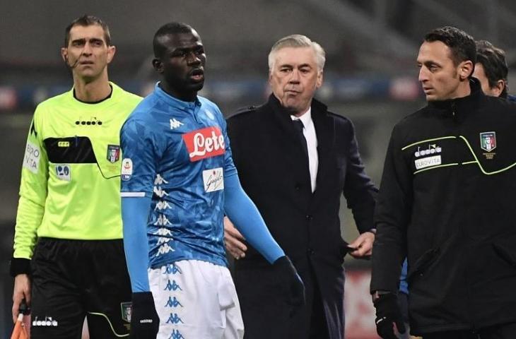 Bek Napoli, Kalidou Koulibaly saat keluar lapangan setelah mendapat kartu kuning kedua dari wasit saat laga melawan Inter Milan pada 26 Desember 2018 (Marco Bertorello/AFP)