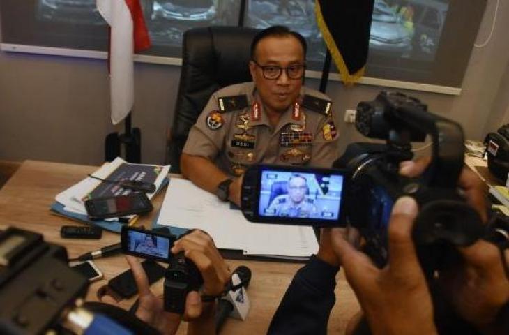 Karopenmas Div Humas Polri Brigjen Pol Dedi Prasetyo memberikan keterangan kepada wartawan terkait penangkapan terduga pelaku kasus pengaturan skor Liga Indonesia di Mabes Polri, Jakarta, Kamis (27/12/2018). Satgas Anti Mafia Bola mengamankan seorang anggota Komite Eksekutif PSSI Johar Lin Eng di Bandara Halim Perdana Kusuma terkait kasus dugaan pengaturan skor Liga Indonesia. ANTARA FOTO/Indrianto Eko Suwarso