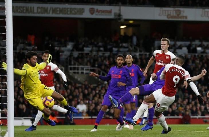 Penyerang Arsenal, Alexandre Lacazette (kanan) berhasil menyarangkan satu gol ke gawang Liverpool saat keduanya bersua di Emirates Stadium November lalu di laga Liga Primer Inggris. Minggu (30/12/2018) dini hari nanti keduanya bakal kembali bentrok di Anfield. [Ian KINGTON / IKIMAGES / AFP]