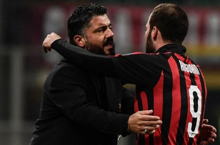 Gonzalo Higuain merayakan golnya ke gawang SPAL dengan memeluk Gennaro Gattuso pada 29 Desember 2018 (Marco Bertorello/AFP)