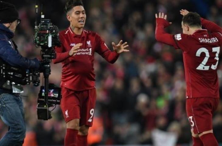 Pemain Liverpool Roberto Firmino merayakan kemenangan dengan pemain Liverpool Xherdan Shaqiri dalam pertandingan Liga Inggris antara Liverpool dan Arsenal di stadion Anfield, Liverpool pada Minggu dini hari (30/12/2018). [Paul ELLIS / AFP]