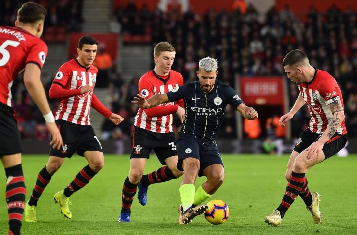 Pemain Manchester City, Sergio Aguero mencoba melewati para pemain Southampton pada pekan ke-20 Liga Primer Inggris di St Mary's Stadium, Southampton (30/12/2018) (AFP)