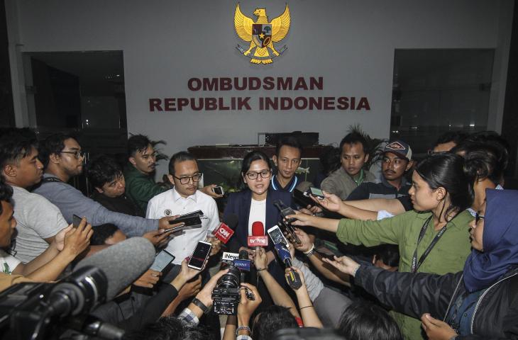 Sekjen PSSI, Ratu Tisha Destria menjawab pertanyaan wartawan seusai memenuhi panggilan pemeriksaan Satgas Anti Mafia Bola di Jakarta, Jumat (28/12/2018). Ratu Tisha dimintai keterangan terkait kasus dugaan pengaturan skor dalam pertandingan Sepak Bola Liga 3 . (ANTARA FOTO/Dhemas Reviyanto)