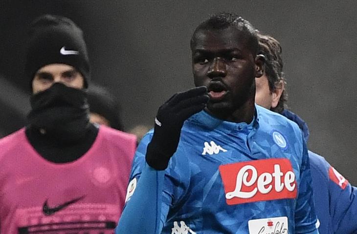 Reaksi pemain Napoli, Kalidou Koulibaly saat menerima kartu merah pada pertandingan melawan Inter Milan (26/12/2018) di Stadion San Siro, Milan (AFP)