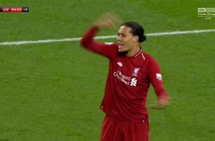 Virgil van Dijk terlihat frustasi karena keputusan Dejan Lovren (Sumber: Sportbible.com)