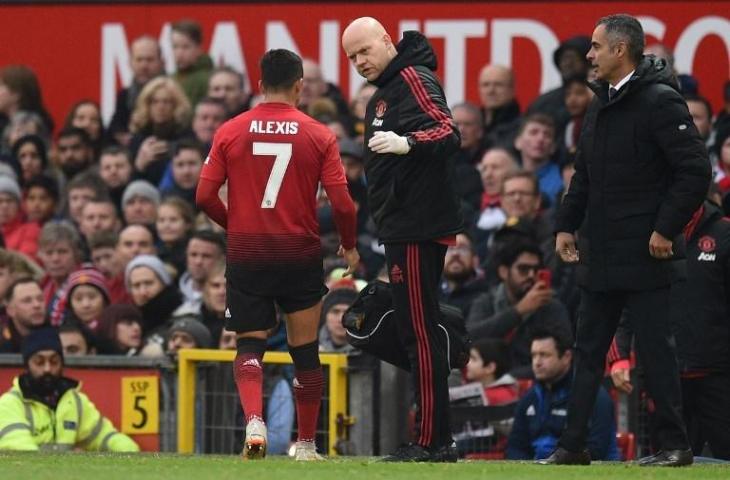 Alexis Sanchez ditarik keluar lantaran cedera saat Manchester United menghadapi Reading di babak ketiga Piala FA, Sabtu (5/1/2019). Dalam laga yang berlangsung di Old Trafford tersebut, Setan Merah menang 2-0. (AFP)