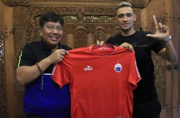 Direktur Utama Persija Jakarta Gede Widiade (kiri) memperkenalkan Bruno Oliveira de Matos sebagai pemain baru. [Dok. Media Persija]