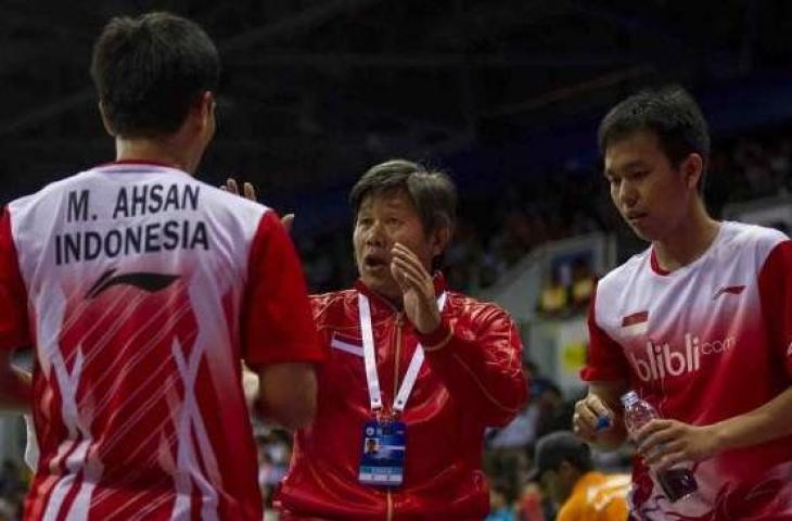 Pelatih Ganda Putra Indonesia, Herry Iman Pierngadi (tengah) memberi instruksi kepada pasangan Hendra Setiawan/Mohammad Ahsan. [Antara/Ismar Patrizki]