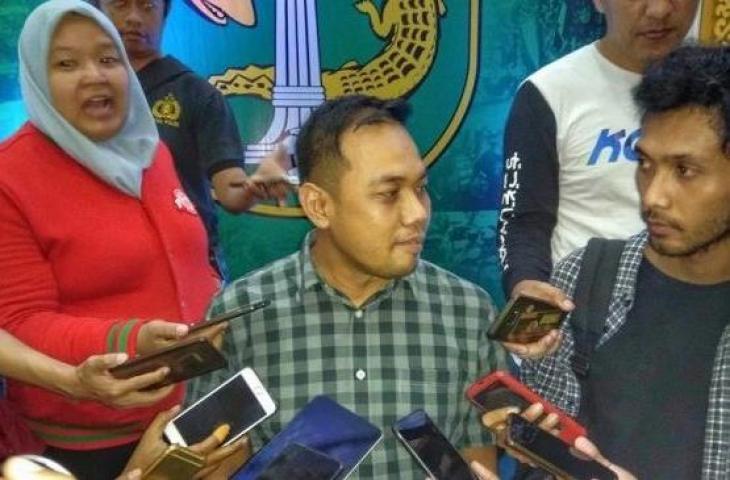 Manajer Persebaya, Candra Wahyudi (tengah). [Suara.com / Dimas ANGGA]