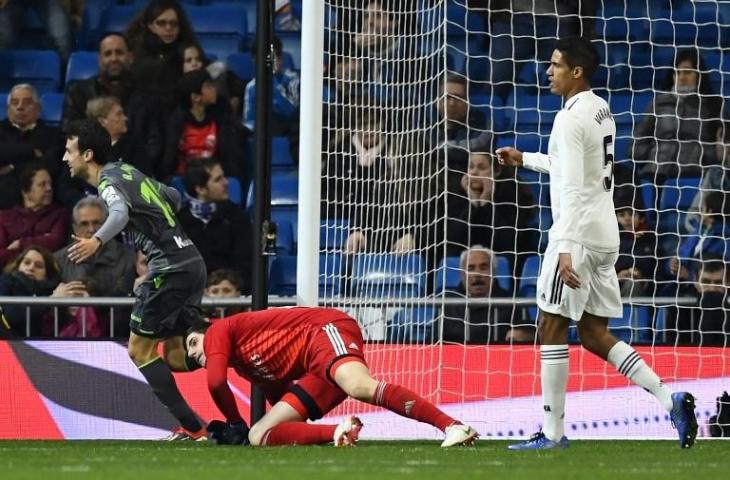 Pemain Real Sociedad, Ruben Pardo melakukan selebrasi usai menjebol gawang Real Madrid dalam lanjutan pekan ke-18 La Liga di Santiago Bernabeu, Senin (7/1/2019) dini hari tadi. El Real takluk 0-2 dari tamunya. [GABRIEL BOUYS / AFP]