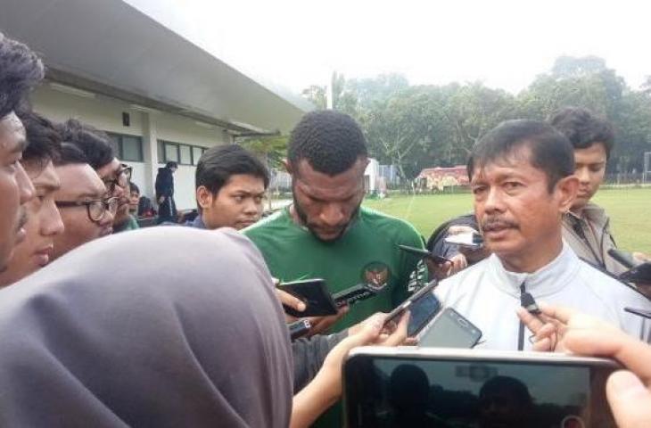 Pelatih Timnas Indonesia U-22, Indra Sjafri saat memberikan keterangan pers usai memimpin latihan perdana tim, Senin (7/1/2019) pagi. [Suara.com / Adie PRASETYO]