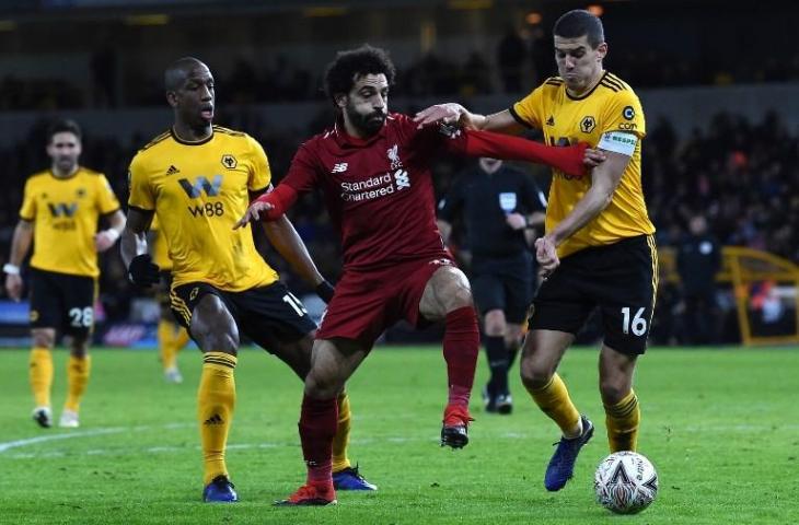 Penyerang Liverpool, Mohamed Salah terlibat duel perebutan bola dengan pemain Wolverhampton pada 7 Januari 2019 (Paul Ellis/AFP)