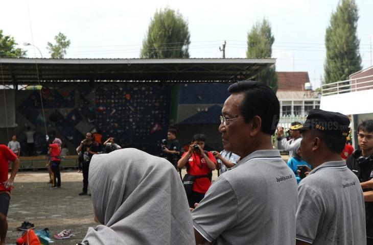 Gubernur DIY, Sultan Hamengkubuwana X saat melihat fasilitas panjat tebing di area Stadion Mandala Krida pada 10 Januari 2019 (Andiarsa Nata/www.mxkc.sbs)