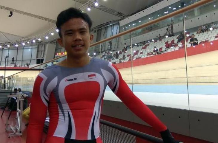 Pebalap sepeda junior Indonesia, Angga Dwi Wahyu Prahesta mencatatkan sejarah usai meraih medali emas dari nomor scratch race kategori junior Asian Track Championship (ATC) 2019 di Jakarta Internasional Velodrome, Rawamangun, Jakarta, Kamis (10/1/2019). [Suara.com/Arief Apriadi]