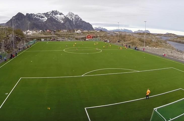 Stadion Henningsvaer menjadi salah satu yang paling indah. Stadion yang terletak di Norwegia ini dikelilingi laut dan juga pegunungan. [stadiumdb.com]