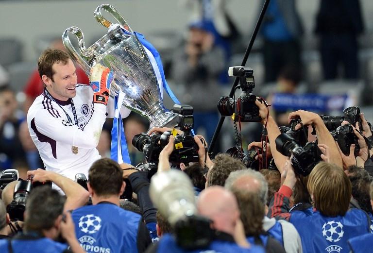 Petr Cech memegang trofi Liga Champions saat Chelsea berhasil menang di partai final melawan Bayern Munchen pada tahun 2012 (19/5/2012) [Patrik Stollarz/AFP]