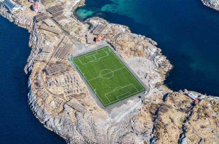 Stadion Henningsvaer menjadi salah satu yang paling indah. Stadion yang terletak di Norwegia ini dikelilingi laut dan juga pegunungan. [www.amusingplanet.com]