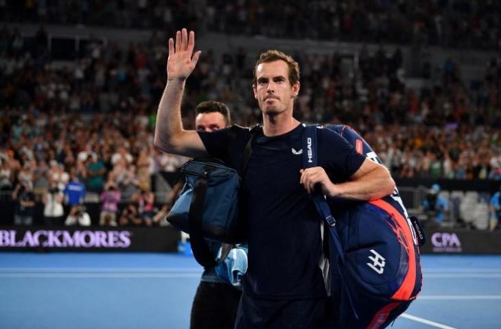 Andy Murray lambaikan tangan ke pendukungnya usai kalah dari petenis asal Spanyol Roberto Bautista di turnamen Australian Open pada 14 Januari 2019 (Saeed Khan/AFP)