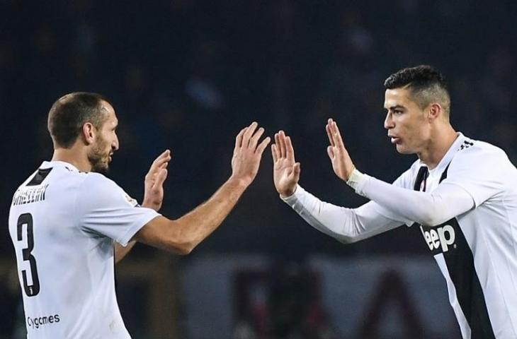 Giorgio Chiellini dan Cristiano Ronaldo saat menghadapi Torino di Serie A pada 15 Desember 2018 (Marco Bertorello/AFP)