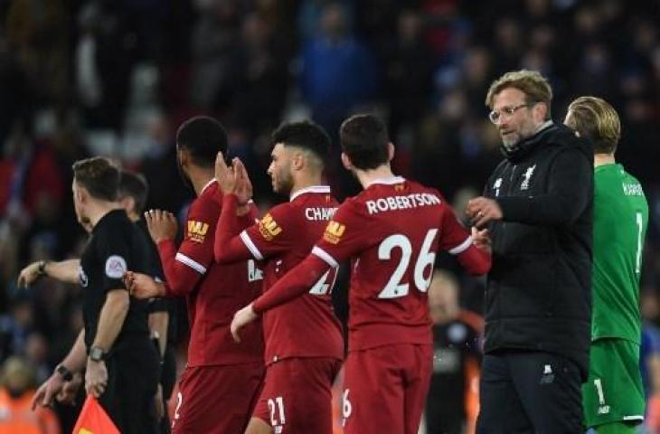 Jurgen Klopp memberi selamat kepada Andrew Robertson usai laga kontra Leicester City di Anfield pada 30 Desember 2017. (PAUL ELLIS / AFP)