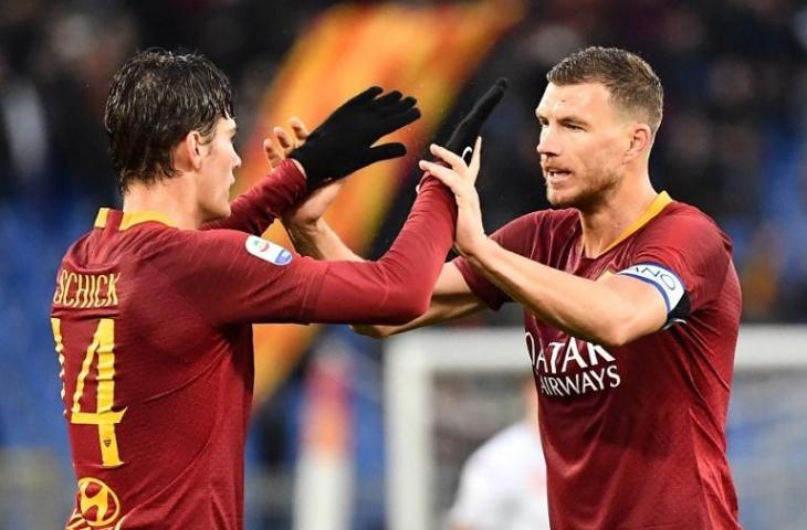 Penyerang AS Roma Patrik Schick dan Edin Dzeko merayakan kemenangan Srigala Ibukota atas Torino pada lanjutan laga Serie A di Stadion Olimpico, Rome, Sabtu (19/1/2019). [ Vincenzo PINTO / AFP]