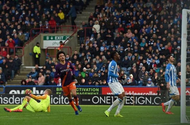 Penyerang Manchester City, Leroy Sane mencetak gol pamungkas untuk kemenangan City 3-0 atas tuan rumah Huddersfield Town, Senin (20/1/2019). [PAUL ELLIS / AFP]