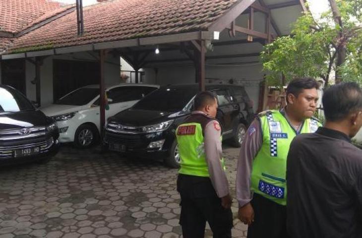 Satgas Anti Mafia Bola menggeledah rumah eks anggota Exco PSSI, Hidayat di Surabaya, Rabu (23/1/2019). [Suara.com / Dimas ANGGA]