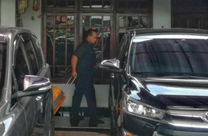 Satgas Anti Mafia Bola menggeledah rumah eks anggota Exco PSSI, Hidayat di Surabaya, Rabu (23/1/2019). [Suara.com / Dimas ANGGA]