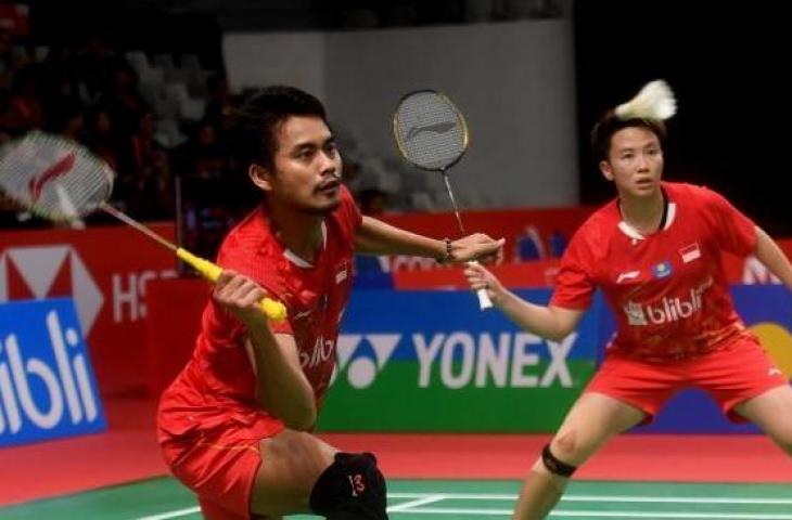 Ganda Campuran Indonesia Tontowi Ahmad dan Liliyana Natsir mengembalikan kok ke arah lawannya asal India Pranaav Chopra/Reddy N Sikki dalam babak pertama Daihatsu Indonesia Masters 2019 di Istora Senayan, Jakarta, Selasa (22/1). [ANTARA FOTO/Akbar Nugroho Gumay]