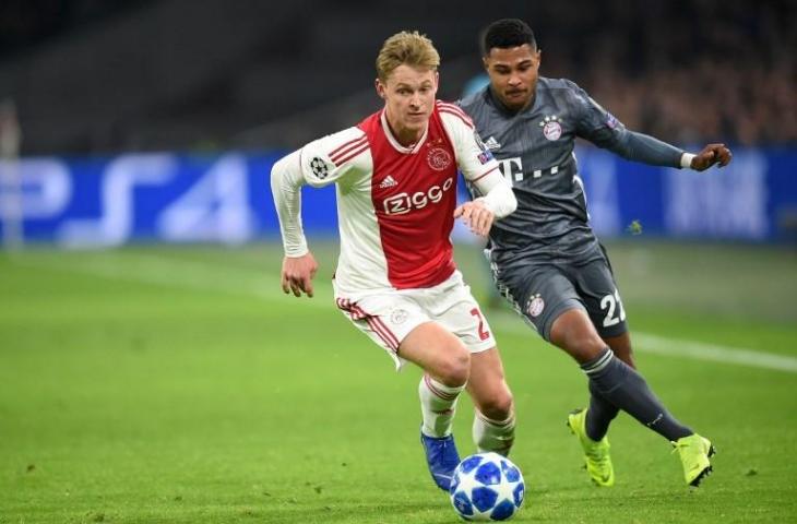 Frankie De Jong saat bermain untuk Ajax Amsterdam di Liga Champions melawan Bayern Munchen pada 12 Desember 2018 (John Thys/AFP)