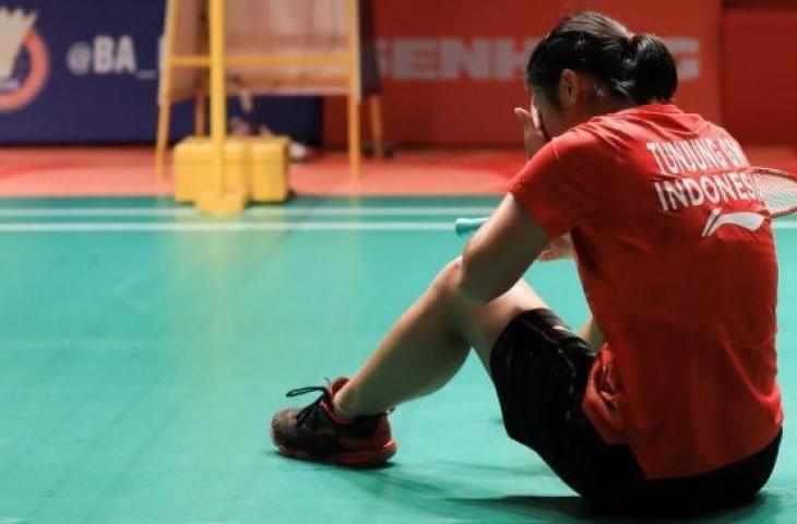 Pebulutangkis tunggal putri Indonesia, Gregoria Mariska Tunjung, tertunduk lesu usai disingkirkan Ratchanok Intanon (Thailand) di babak pertama Malaysia Masters 2019, Rabu (16/1). [Humas PBSI]