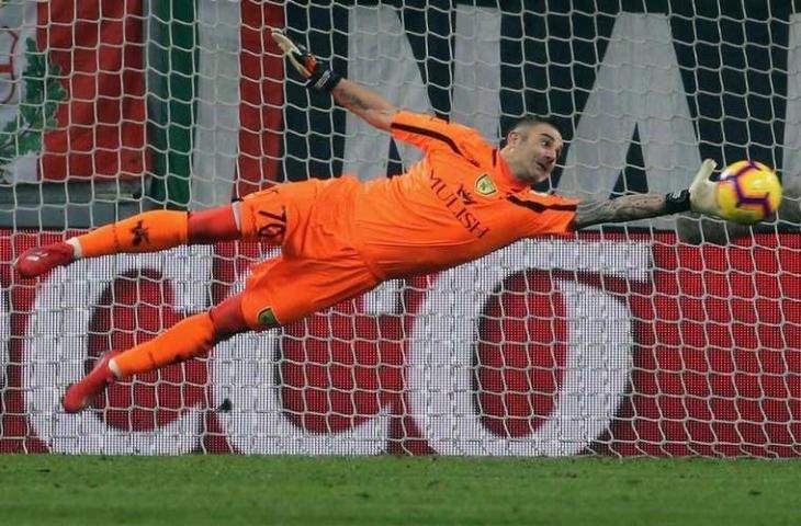 Kiper Chievo Verona, Stefano Sorrentino, saat menggagalkan penalti Cristiano Ronaldo (Dok. Chievo Verona).