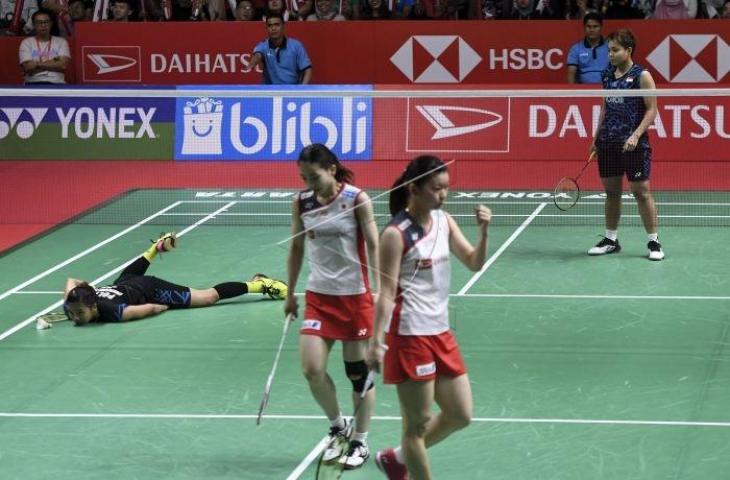 Ganda putri Indonesia Greysia Polli (kiri) dan Apriyani Rahayu gagal mengembalikan kok dari ganda putri Jepang Misaki Matsutomo dan Ayaka Takahashi saat pertandingan semifinal Daihatsu Indonesia Masters 2019 di Istora Senayan, Jakarta, Sabtu (26/1/2019). Greysia/Apriyani gagal melaju ke final usai kalah dengan ganda putri peringkat dua dunia Misaki Matsutomo dan Ayaka Takahashi dengan skor 20-22, 22-20 dan 12-21. ANTARA FOTO/Hafidz Mubarak A/hp.